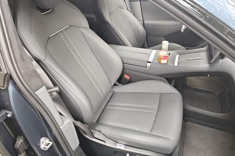 Used Xiaomi Auto YU7 2025 Ultra-Long Range High-Performance All-Wheel-Drive Max Edition Right Front Seat
