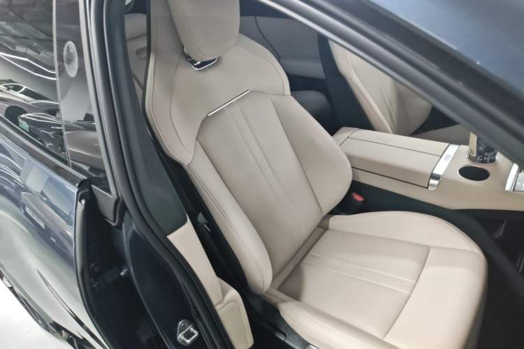 Used Xiaomi Auto YU7 2025 Ultra-Long Range High-Performance All-Wheel-Drive Max Edition Right Front Seat