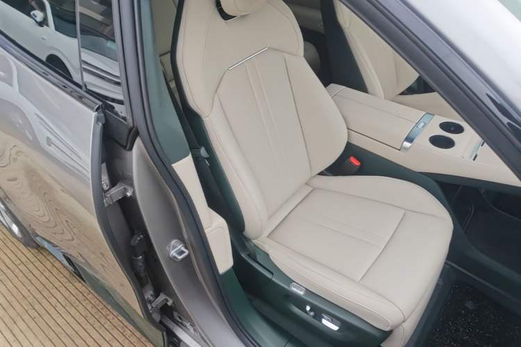 Used Xiaomi Auto YU7 2025 Ultra-Long Range High-Performance All-Wheel-Drive Max Edition Right Front Seat