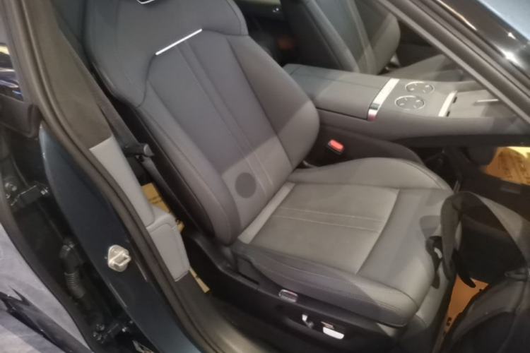 Used Xiaomi Auto YU7 2025 Ultra-Long Range High-Performance All-Wheel-Drive Max Edition Right Front Seat