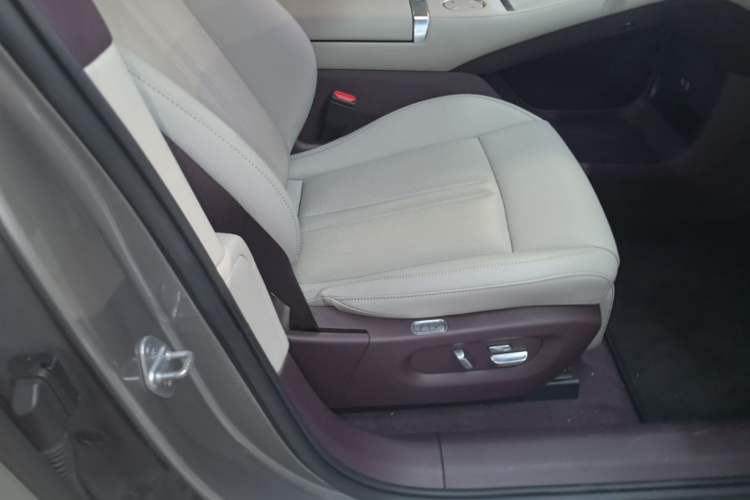 Used Xiaomi Auto YU7 2025 Ultra-Long Range Rear-Wheel Drive Version Right Front Seat