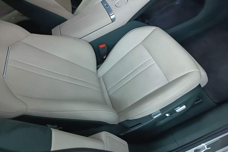 Used Xiaomi Auto YU7 2025 Ultra-Long Range High-Performance All-Wheel-Drive Max Edition Right Front Seat