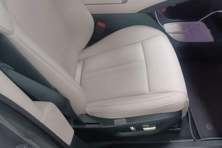 Used Xiaomi Auto YU7 2025 Ultra-Long Range Rear-Wheel Drive Version Right Front Seat