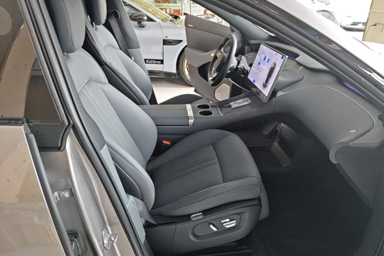Used Xiaomi Auto YU7 2025 Ultra-Long Range Rear-Wheel Drive Version Right Front Seat