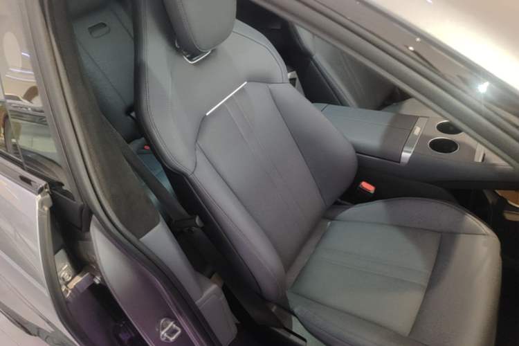 Used Xiaomi Auto YU7 2025 Ultra-Long Range High-Performance All-Wheel-Drive Max Edition Right Front Seat
