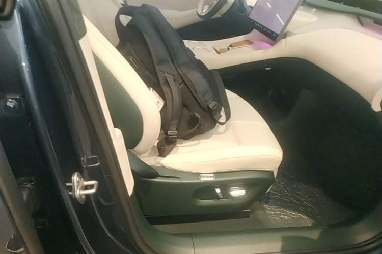 Used Xiaomi Auto YU7 2025 Ultra-Long Range High-Performance All-Wheel-Drive Max Edition Right Front Seat