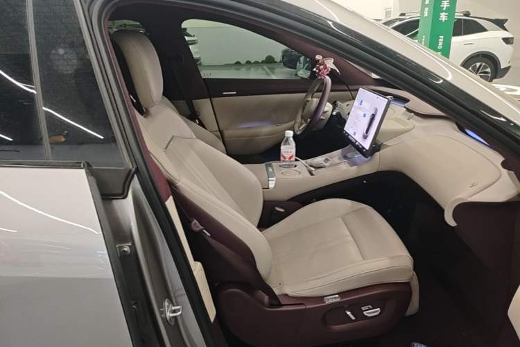 Used Xiaomi Auto YU7 2025 Ultra-Long Range High-Performance All-Wheel-Drive Max Edition Right Front Seat