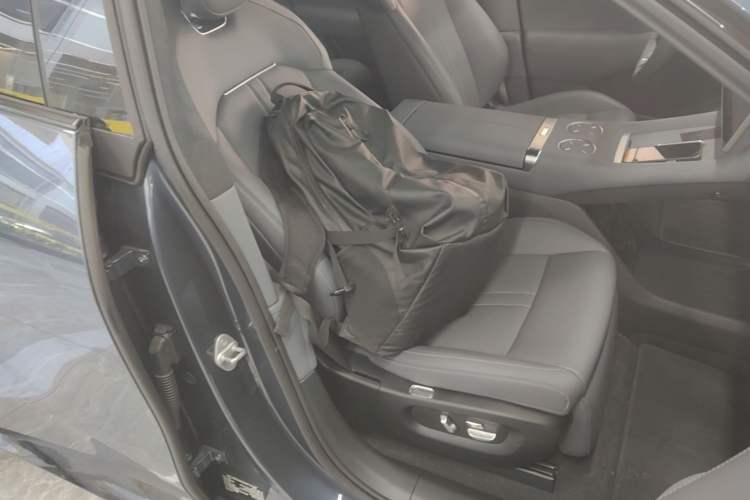 Used Xiaomi Auto YU7 2025 Ultra-Long Range High-Performance All-Wheel-Drive Max Edition Right Front Seat