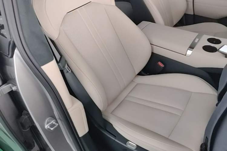Used Xiaomi Auto YU7 2025 Ultra-Long Range High-Performance All-Wheel-Drive Max Edition Right Front Seat