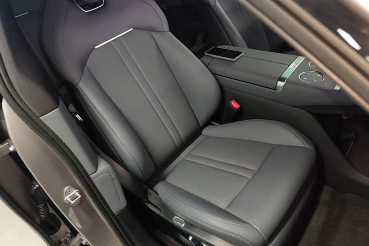 Used Xiaomi Auto YU7 2025 Ultra-Long Range Rear-Wheel Drive Version Right Front Seat