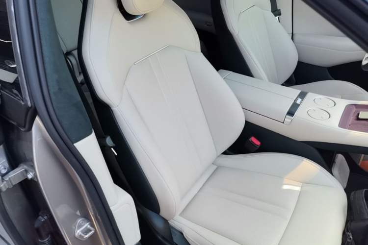 Used Xiaomi Auto YU7 2025 Ultra-Long Range High-Performance All-Wheel-Drive Max Edition Right Front Seat