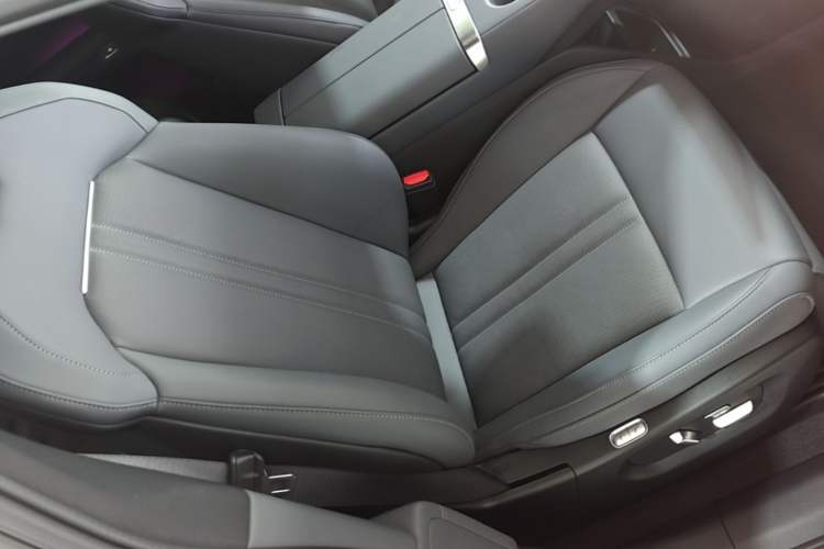 Used Xiaomi Auto YU7 2025 Ultra-Long Range Rear-Wheel Drive Version Right Front Seat