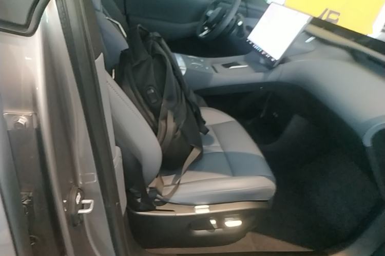 Used Xiaomi Auto YU7 2025 Ultra-Long Range Rear-Wheel Drive Version Right Front Seat