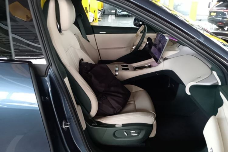 Used Xiaomi Auto YU7 2025 Ultra-Long Range High-Performance All-Wheel-Drive Max Edition Right Front Seat