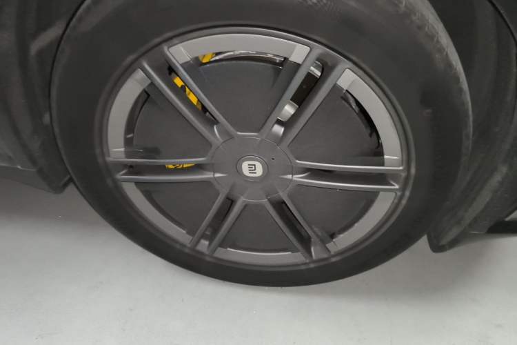 Used Xiaomi Auto YU7 2025 Ultra-Long Range High-Performance All-Wheel-Drive Max Edition Right Front Wheel Hub