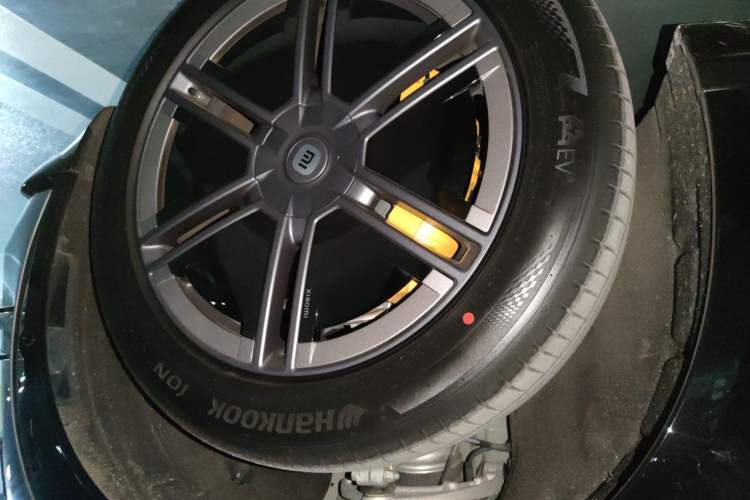 Used Xiaomi Auto YU7 2025 Ultra-Long Range High-Performance All-Wheel-Drive Max Edition Right Front Wheel Hub