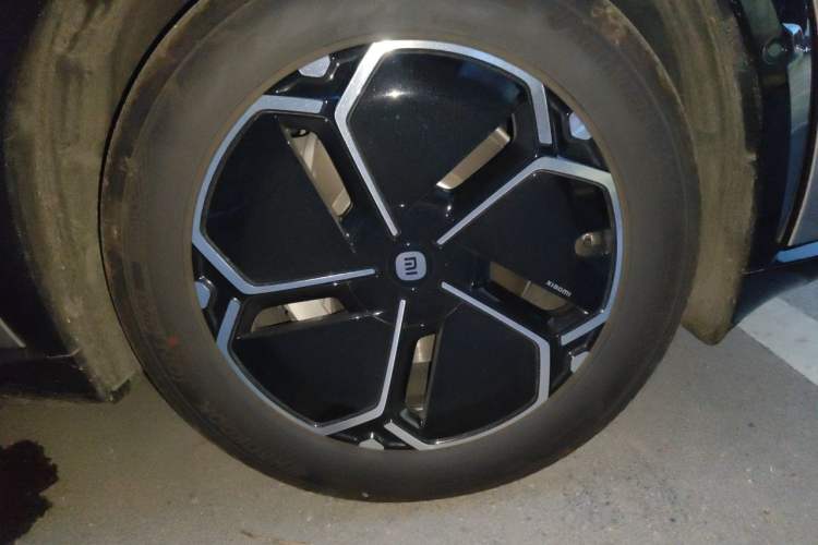Used Xiaomi Auto YU7 2025 Ultra-Long Range Rear-Wheel Drive Version Right Front Wheel Hub