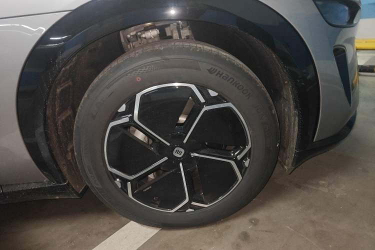 Used Xiaomi Auto YU7 2025 Ultra-Long Range Rear-Wheel Drive Version Right Front Wheel Hub