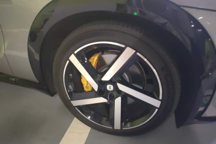 Used Xiaomi Auto YU7 2025 Ultra-Long Range High-Performance All-Wheel-Drive Max Edition Right Front Wheel Hub