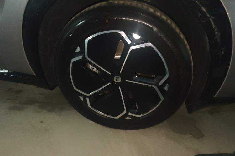 Used Xiaomi Auto YU7 2025 Ultra-Long Range Rear-Wheel Drive Version Right Front Wheel Hub