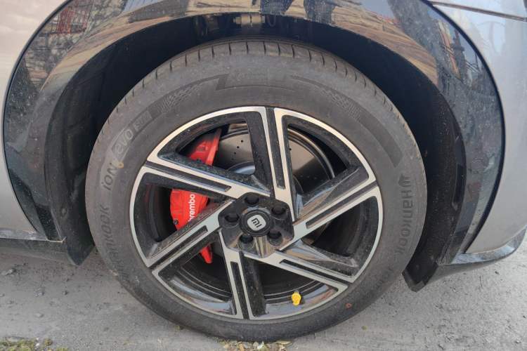 Used Xiaomi Auto YU7 2025 Ultra-Long Range High-Performance All-Wheel-Drive Max Edition Right Front Wheel Hub