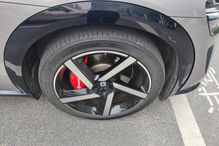 Used Xiaomi Auto YU7 2025 Ultra-Long Range High-Performance All-Wheel-Drive Max Edition Right Front Wheel Hub