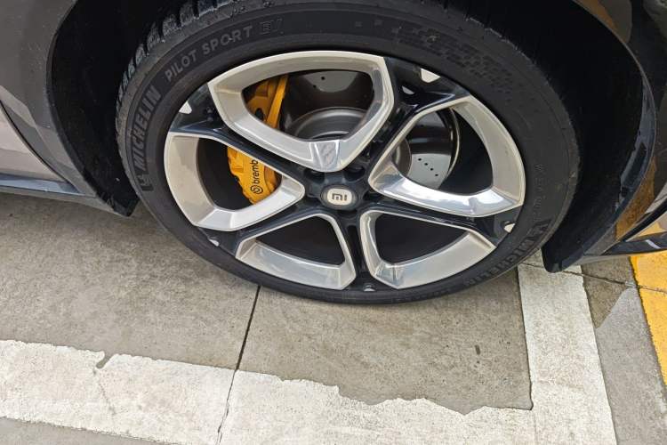 Used Xiaomi Auto YU7 2025 Ultra-Long Range High-Performance All-Wheel-Drive Max Edition Right Front Wheel Hub
