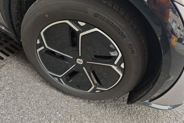 Used Xiaomi Auto YU7 2025 Ultra-Long Range Rear-Wheel Drive Version Right Front Wheel Hub