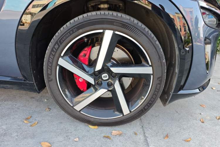 Used Xiaomi Auto YU7 2025 Ultra-Long Range High-Performance All-Wheel-Drive Max Edition Right Front Wheel Hub