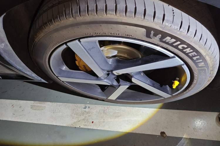 Used Xiaomi Auto YU7 2025 Ultra-Long Range High-Performance All-Wheel-Drive Max Edition Right Front Wheel Hub