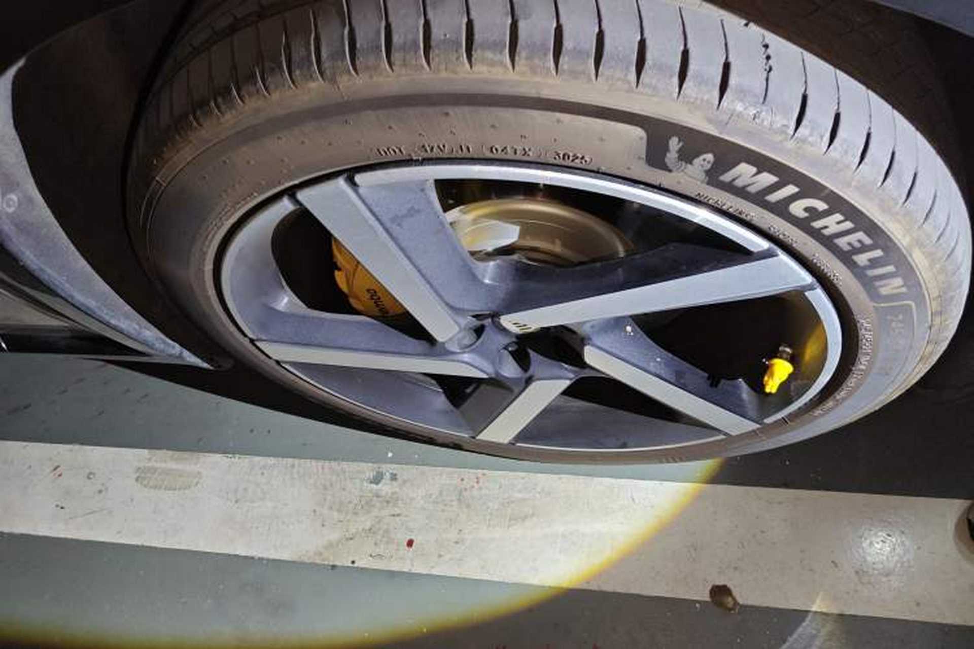Used Xiaomi Auto YU7 2025 Ultra-Long Range High-Performance All-Wheel-Drive Max Edition Right Front Wheel Hub