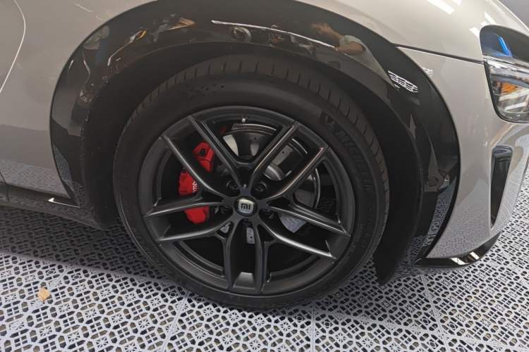 Used Xiaomi Auto YU7 2025 Ultra-Long Range High-Performance All-Wheel-Drive Max Edition Right Front Wheel Hub