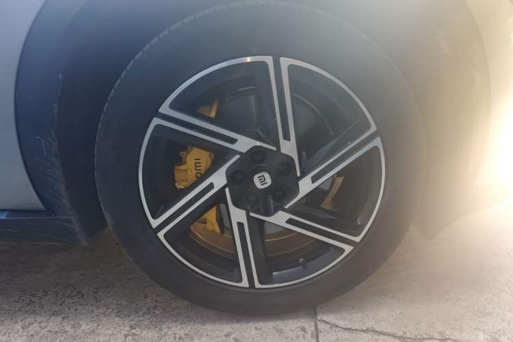 Used Xiaomi Auto YU7 2025 Ultra-Long Range Rear-Wheel Drive Version Right Front Wheel Hub