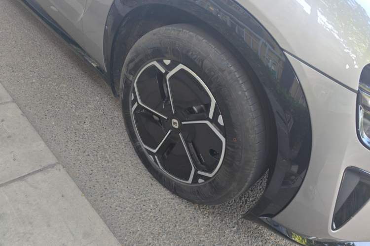 Used Xiaomi Auto YU7 2025 Ultra-Long Range All-Wheel Drive Pro Version Right Front Wheel Hub