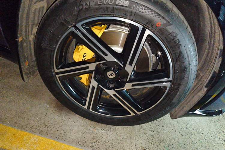 Used Xiaomi Auto YU7 2025 Ultra-Long Range Rear-Wheel Drive Version Right Front Wheel Hub