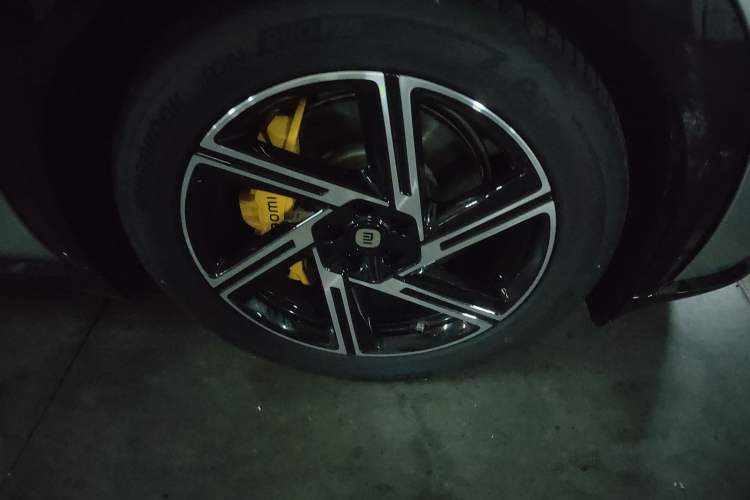 Used Xiaomi Auto YU7 2025 Ultra-Long Range All-Wheel Drive Pro Version Right Front Wheel Hub