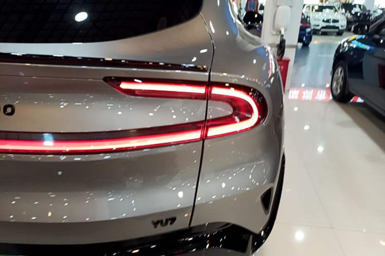 Used Xiaomi Auto YU7 2025 Ultra-Long Range Rear-Wheel Drive Version Right Rear Taillight