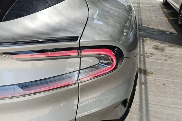 Used Xiaomi Auto YU7 2025 Ultra-Long Range Rear-Wheel Drive Version Right Rear Taillight