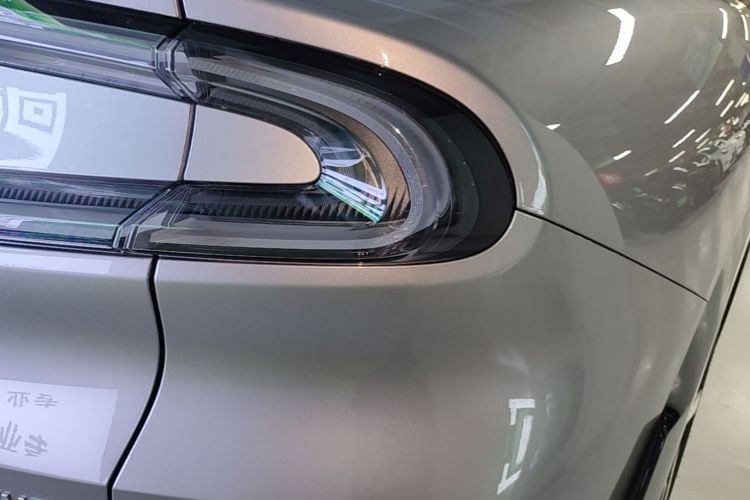 Used Xiaomi Auto YU7 2025 Ultra-Long Range Rear-Wheel Drive Version Right Rear Taillight