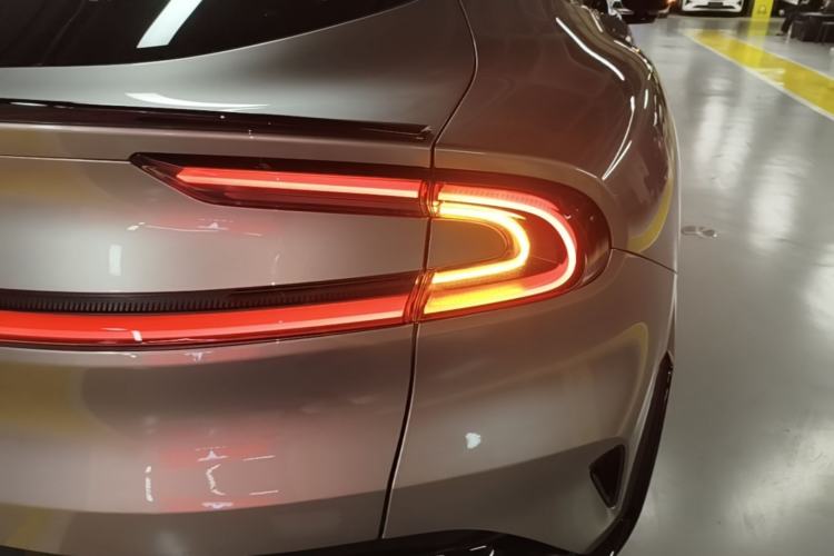 Used Xiaomi Auto YU7 2025 Ultra-Long Range Rear-Wheel Drive Version Right Rear Taillight