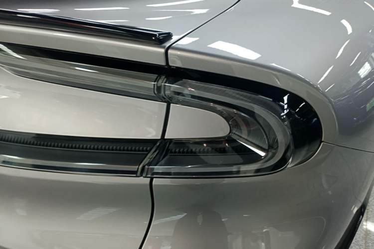 Used Xiaomi Auto YU7 2025 Ultra-Long Range Rear-Wheel Drive Version Right Rear Taillight