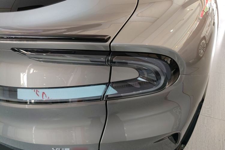 Used Xiaomi Auto YU7 2025 Ultra-Long Range High-Performance All-Wheel-Drive Max Edition Right Rear Taillight