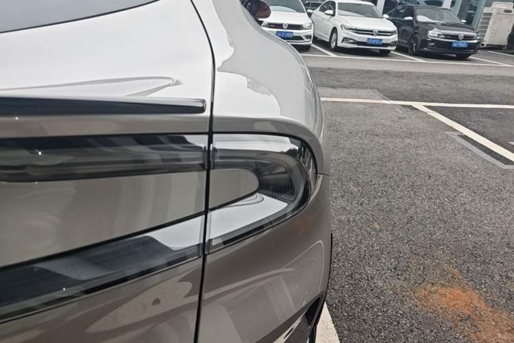 Used Xiaomi Auto YU7 2025 Ultra-Long Range High-Performance All-Wheel-Drive Max Edition Right Rear Taillight