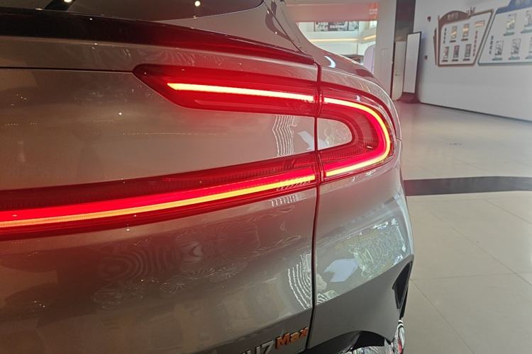 Used Xiaomi Auto YU7 2025 Ultra-Long Range All-Wheel Drive Pro Version Right Rear Taillight