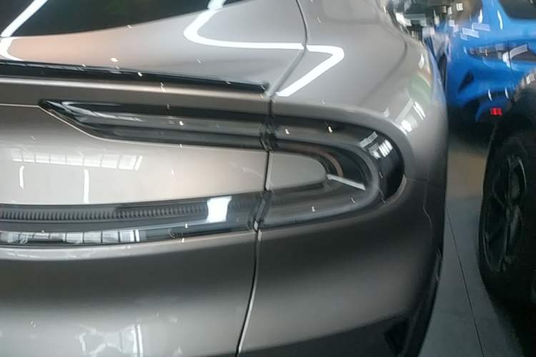 Used Xiaomi Auto YU7 2025 Ultra-Long Range All-Wheel Drive Pro Version Right Rear Taillight