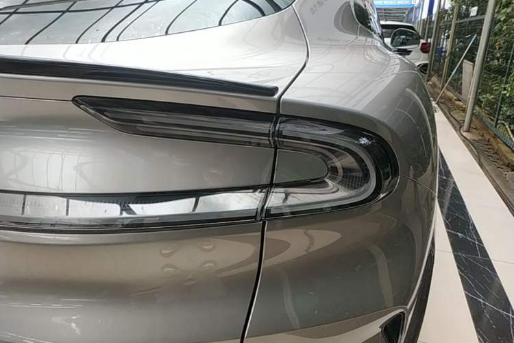 Used Xiaomi Auto YU7 2025 Ultra-Long Range Rear-Wheel Drive Version Right Rear Taillight