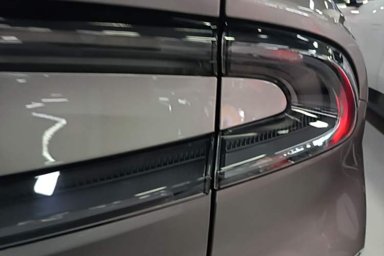 Used Xiaomi Auto YU7 2025 Ultra-Long Range High-Performance All-Wheel-Drive Max Edition Right Rear Taillight