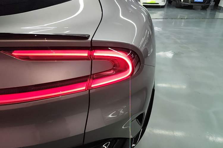 Used Xiaomi Auto YU7 2025 Ultra-Long Range High-Performance All-Wheel-Drive Max Edition Right Rear Taillight