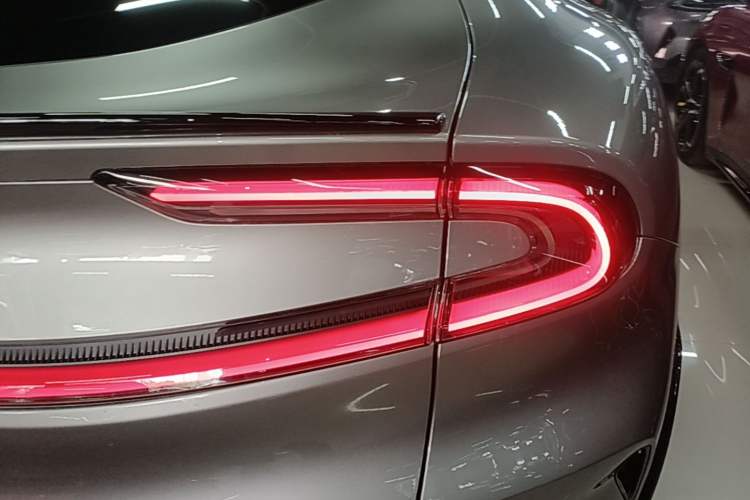 Used Xiaomi Auto YU7 2025 Ultra-Long Range Rear-Wheel Drive Version Right Rear Taillight