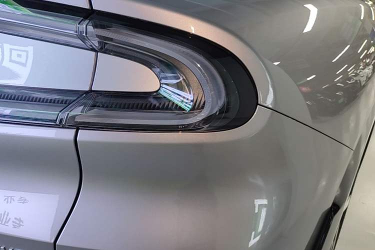 Used Xiaomi Auto YU7 2025 Ultra-Long Range Rear-Wheel Drive Version Right Rear Taillight